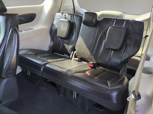 Used 2022 Chrysler Pacifica Touring-L w/ Uconnect Theater Family Group FWD image 24