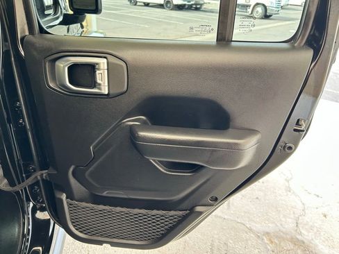 Used 2022 Jeep Gladiator Willys image 19