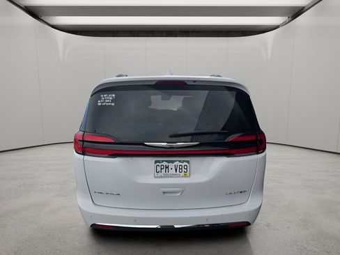 Used 2022 Chrysler Pacifica Limited FWD image 7