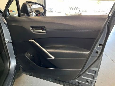 Used 2025 Toyota Corolla Cross XLE FWD image 12