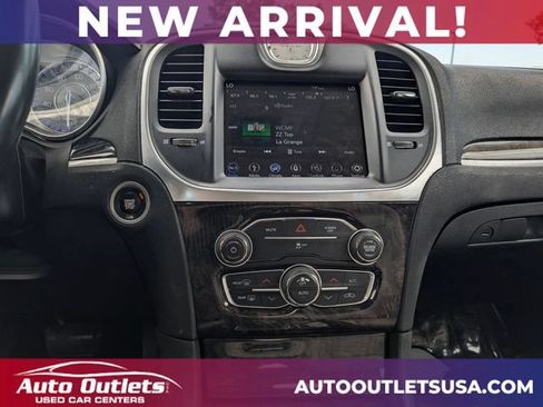 Used 2018 Chrysler 300 Limited AWD/4WD image 12