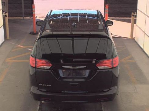 Used 2017 Chrysler Pacifica Touring w/ Tire & Wheel Group image 4