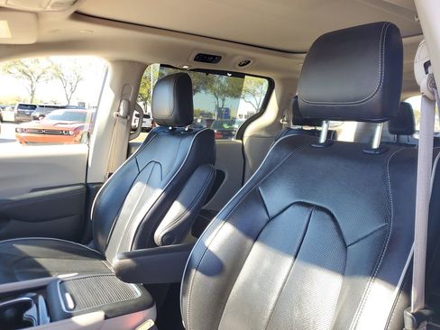 Used 2023 Chrysler Pacifica Limited image 13