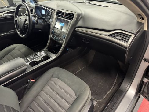 Used 2020 Ford Fusion SE FWD image 11