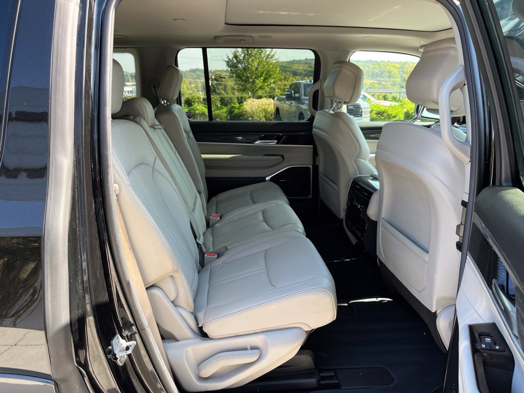 Used 2022 Jeep Wagoneer Series II w/ Premium Group I AWD/4WD image 23