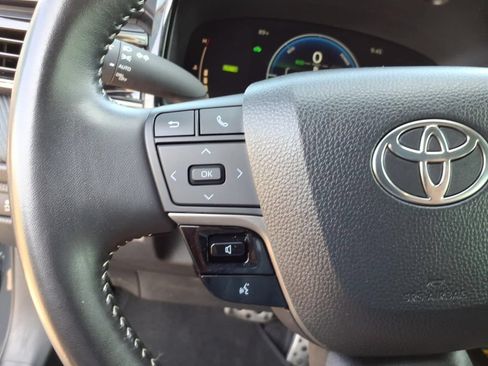 Used 2025 Toyota Camry SE w/ Convenience Package FWD image 9