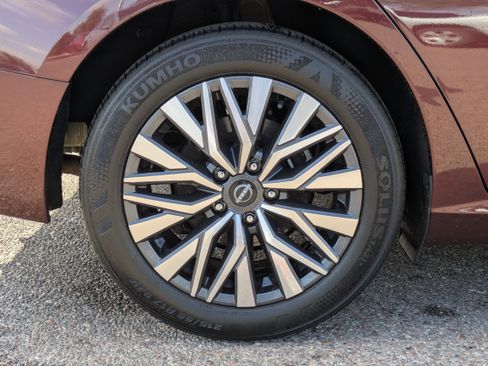 Used 2024 Nissan Altima 2.5 SV image 9