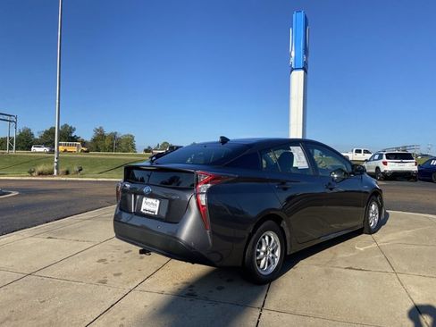 Used 2018 Toyota Prius Four image 10