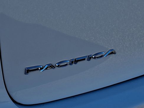 Used 2024 Chrysler Pacifica Touring-L image 30