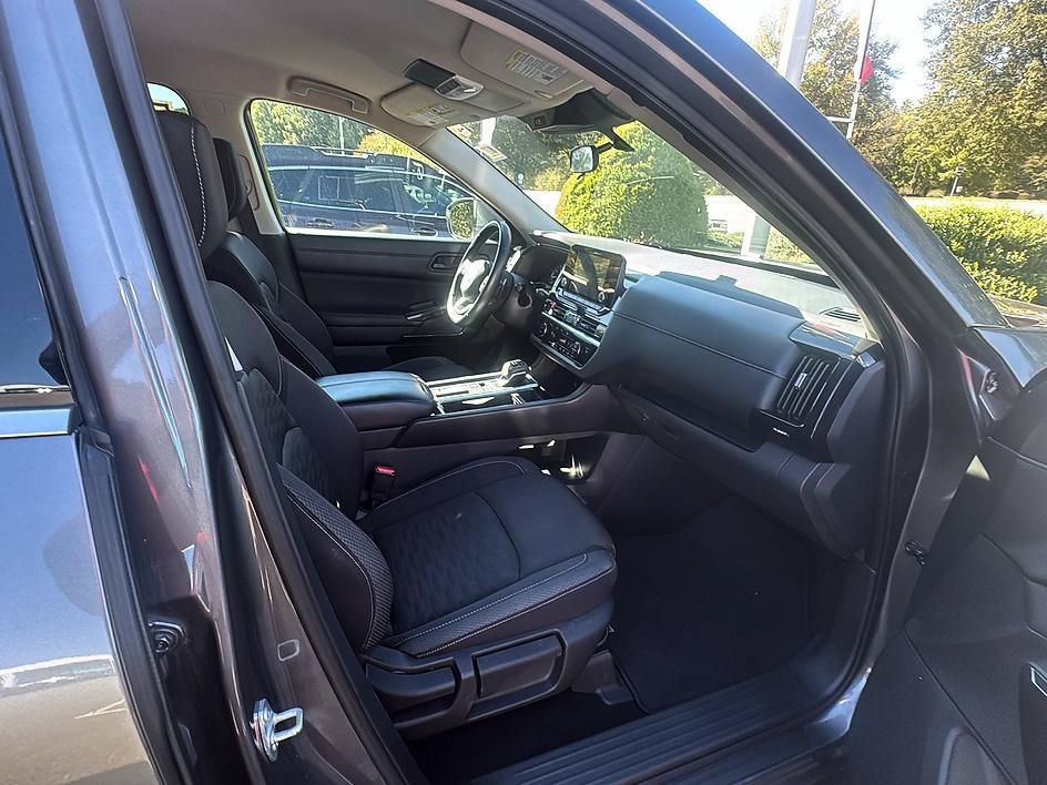 Certified 2025 Nissan Pathfinder SV FWD image 24