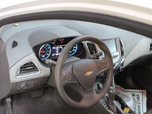Used 2018 Chevrolet Cruze LT w/ Convenience Package FWD image 14