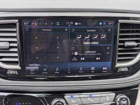 Used 2024 Chrysler Pacifica Select image 31