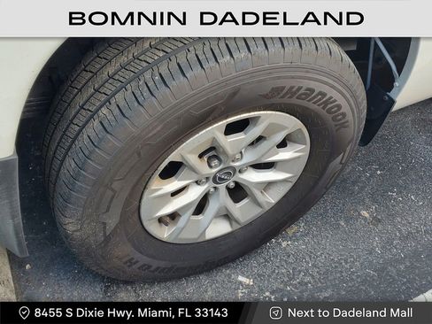 Used 2024 Nissan Frontier SV image 5