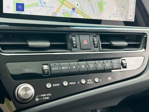 Used 2024 Lexus ES 300h w/ Premium Package FWD image 30