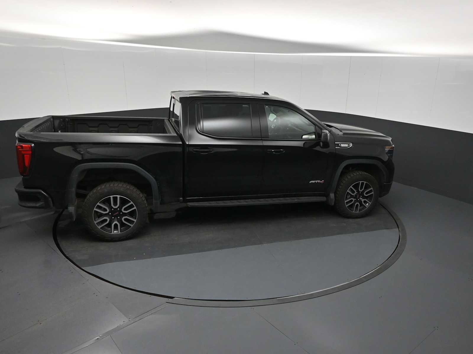 Used 2025 GMC Sierra 1500 AT4 w/ AT4 Premium Package AWD/4WD image 17