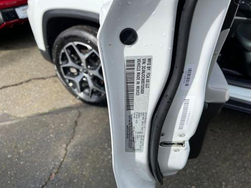 Used 2025 Jeep Compass Limited image 30