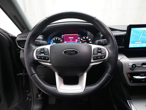 Used 2023 Ford Explorer XLT AWD/4WD image 4
