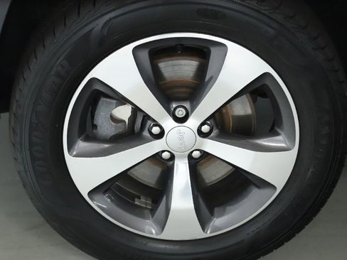 Used 2019 Jeep Cherokee Limited image 37