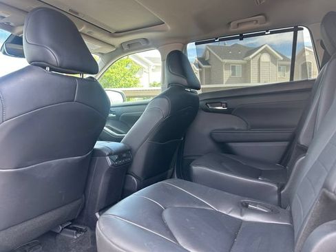 Used 2024 Toyota Highlander XLE FWD image 33
