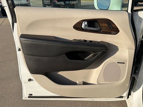 Used 2022 Chrysler Pacifica Limited image 54