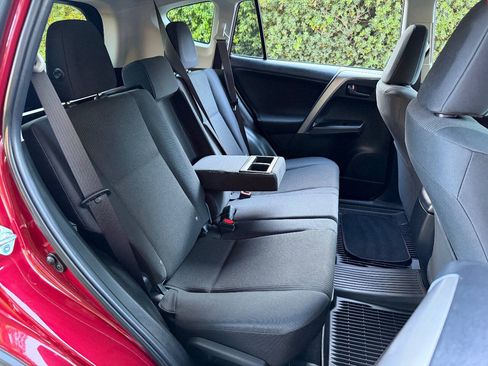 Used 2018 Toyota RAV4 LE w/ All Weather Liner Package FWD image 21