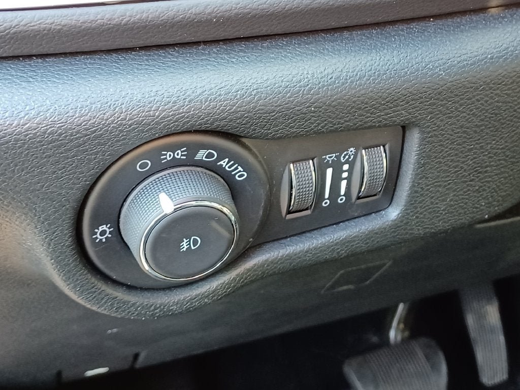 Used 2025 Chrysler Pacifica Select FWD image 10