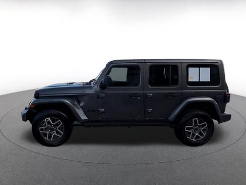 Used 2025 Jeep Wrangler Unlimited Sahara AWD/4WD image 4