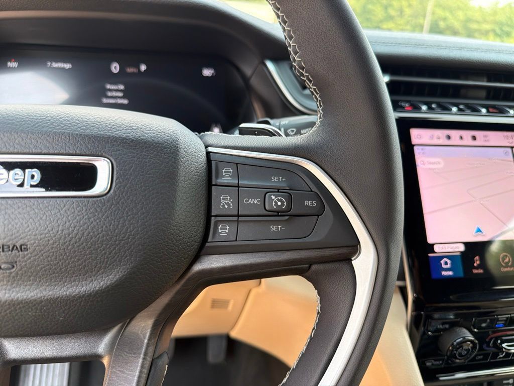 Used 2023 Jeep Grand Cherokee Limited w/ Luxury Tech Group II AWD/4WD image 21