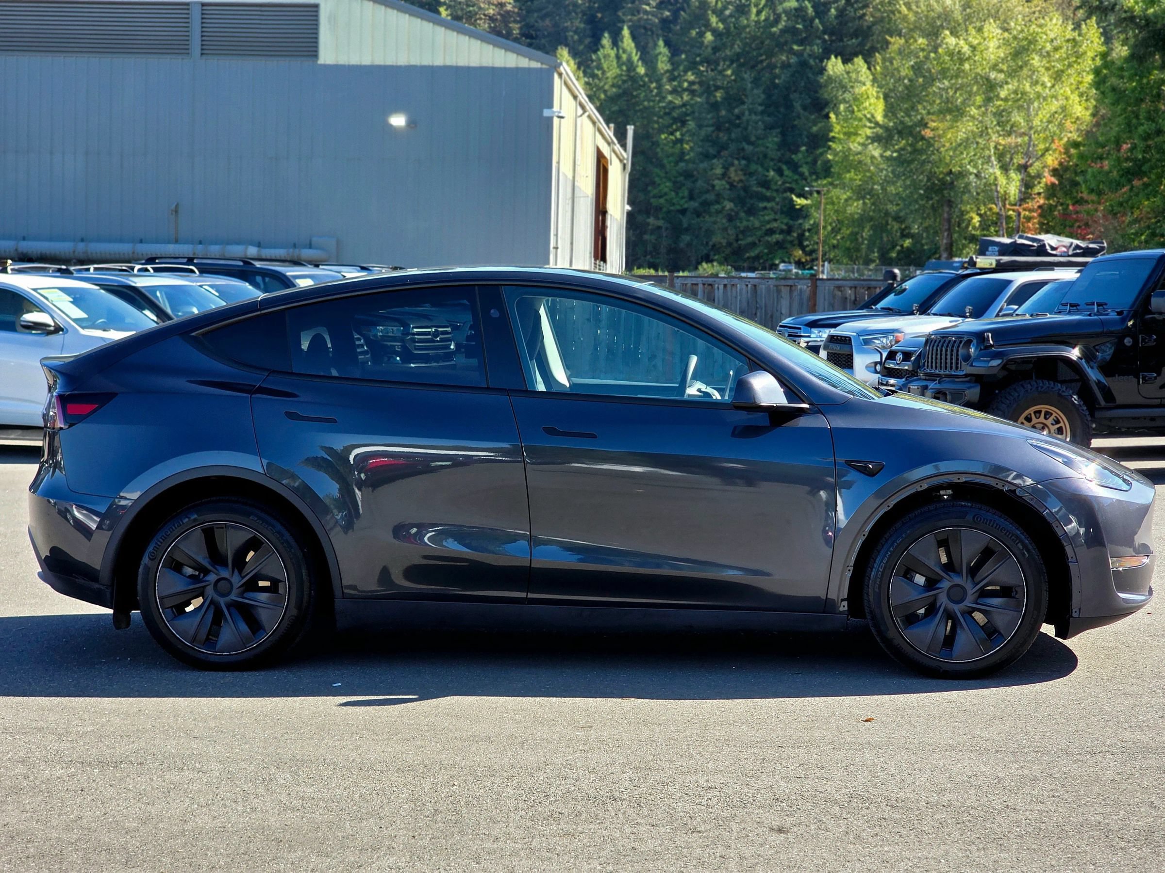 Used 2024 Tesla Model Y Long Range AWD/4WD image 17