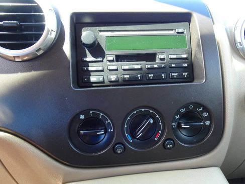 Used 2004 Ford Expedition XLT image 29