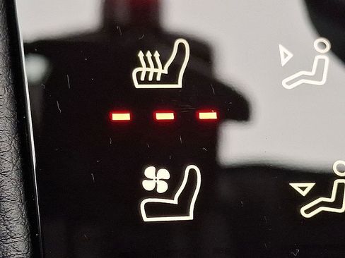 Used 2025 Porsche Macan image 23