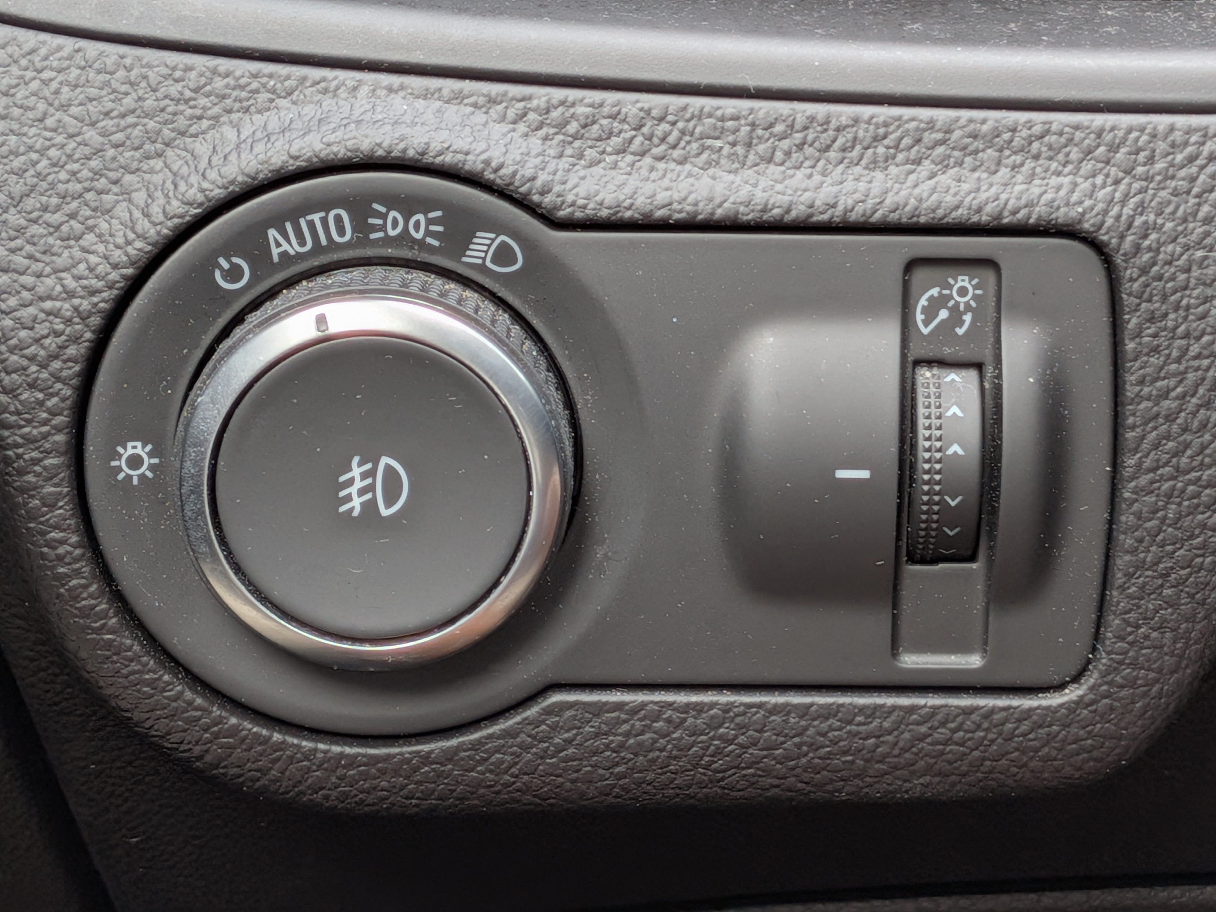Used 2020 Buick Envision Essence w/ LPO, Cargo Package FWD image 24
