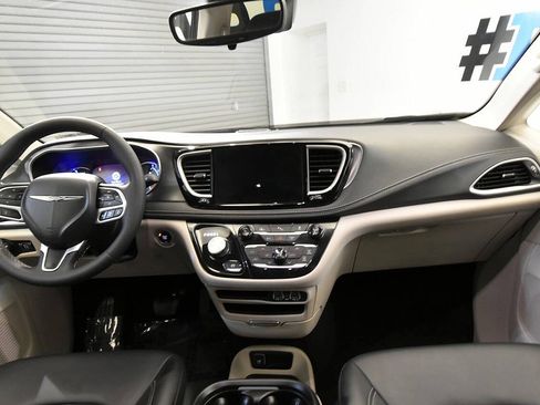 Used 2024 Chrysler Pacifica Limited FWD image 24