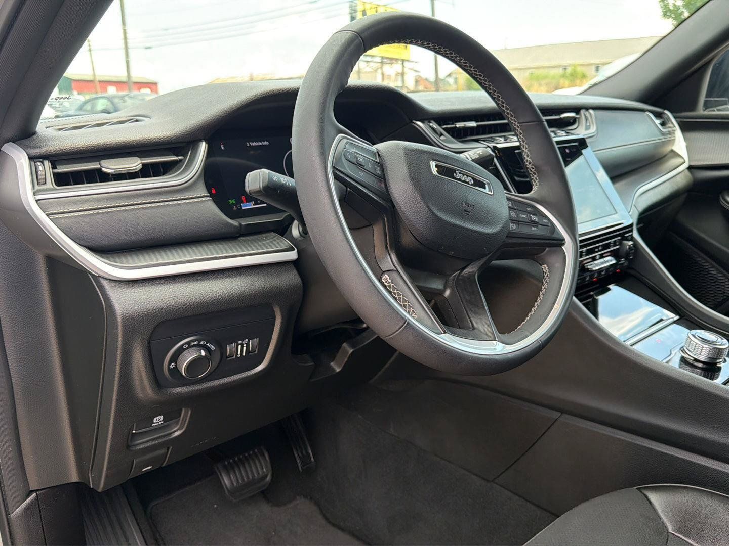 Used 2024 Jeep Grand Cherokee Altitude AWD/4WD image 4