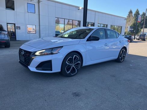 Used 2024 Nissan Altima 2.5 SR image 3