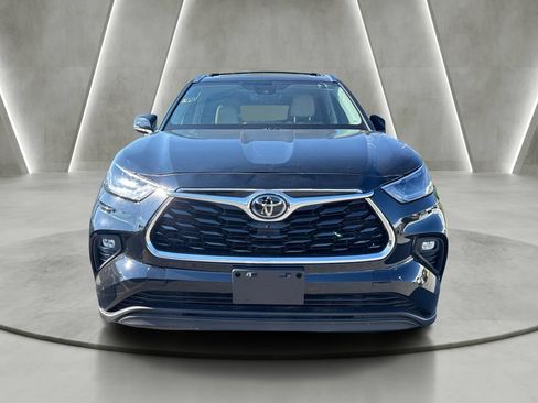 Used 2021 Toyota Highlander XLE AWD/4WD image 2