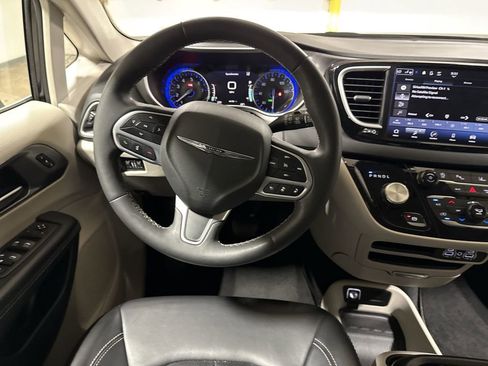 Used 2023 Chrysler Pacifica Touring-L image 11