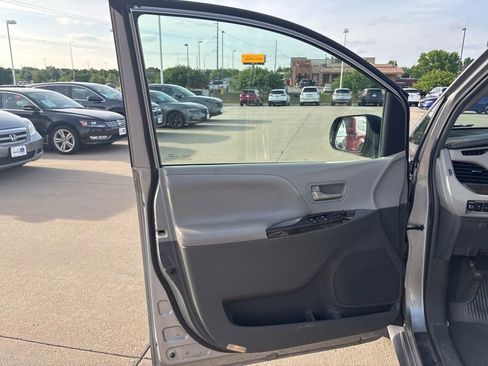 Used 2015 Toyota Sienna XLE Premium FWD image 9