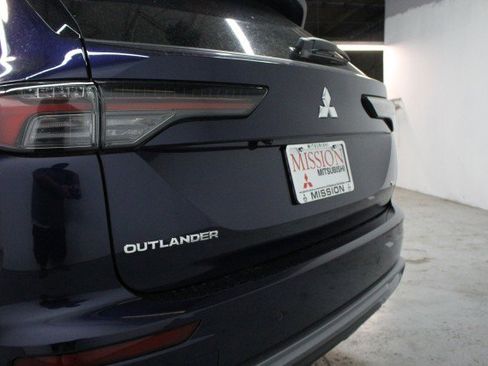 New 2025 Mitsubishi Outlander SE image 4