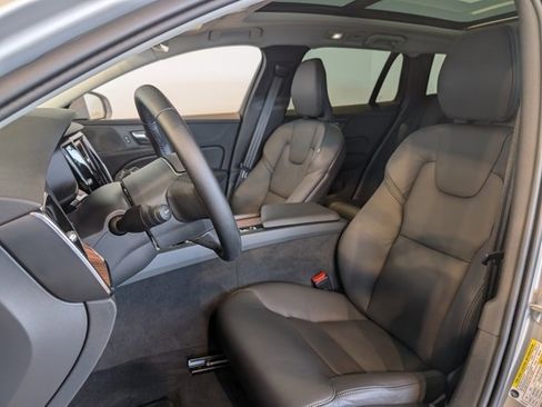 Used 2025 Volvo V60 B5 Cross Country Plus image 9