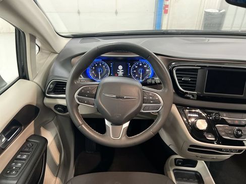 Used 2023 Chrysler Voyager LX FWD image 11