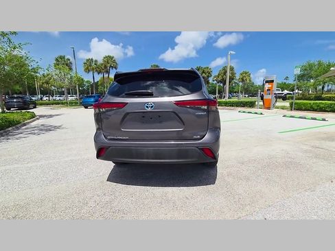Used 2022 Toyota Highlander XLE FWD image 42