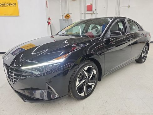 Used 2023 Hyundai Elantra Limited FWD image 3