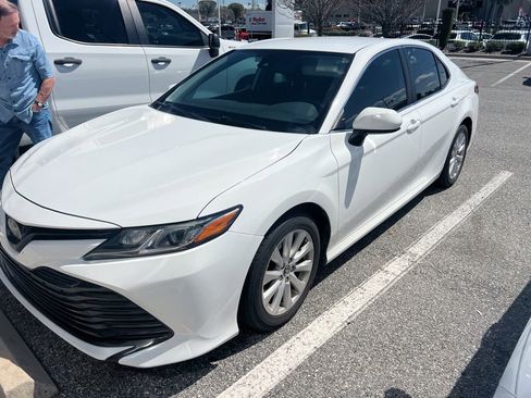 Used 2020 Toyota Camry LE image 4