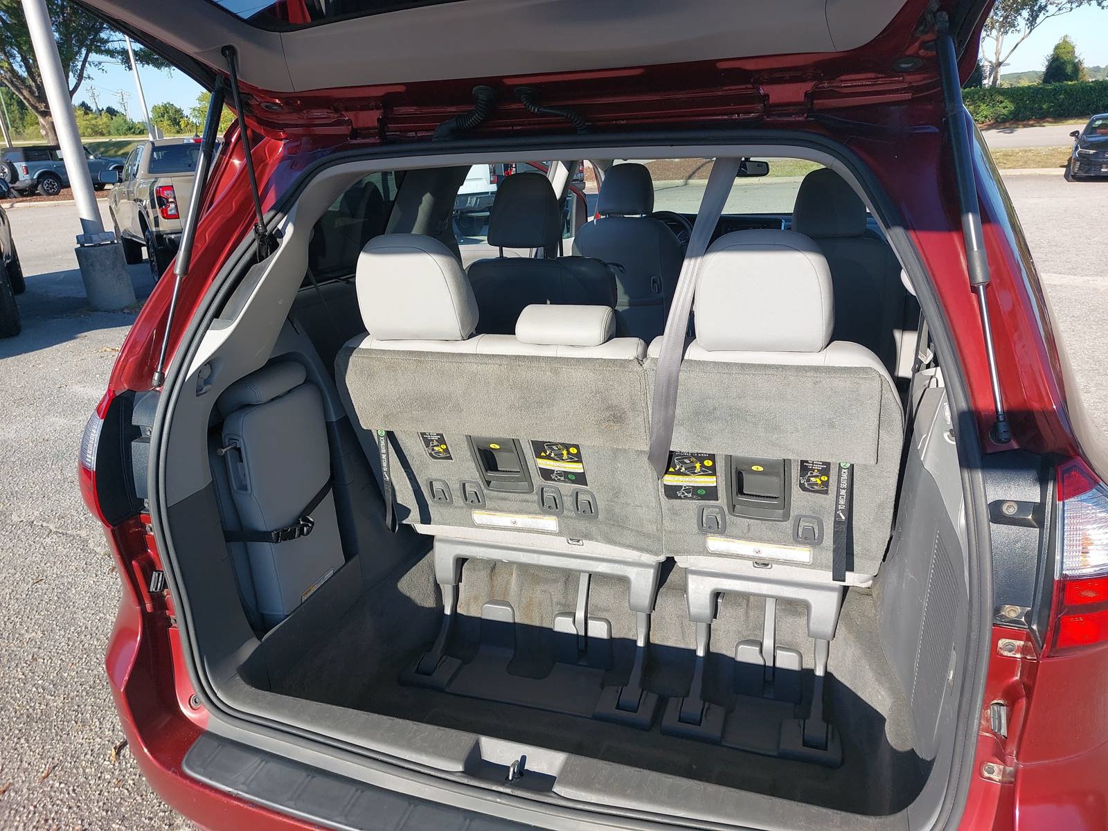 Used 2016 Toyota Sienna XLE Premium FWD image 13