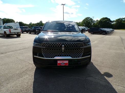 Used 2025 Lincoln Navigator Reserve AWD/4WD image 2