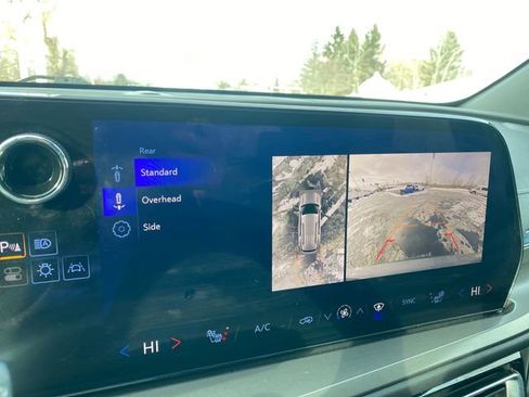 Used 2024 Chevrolet Traverse LT image 26