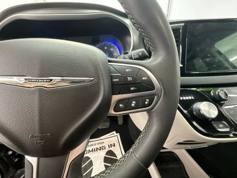 Used 2023 Chrysler Pacifica Touring-L FWD image 19