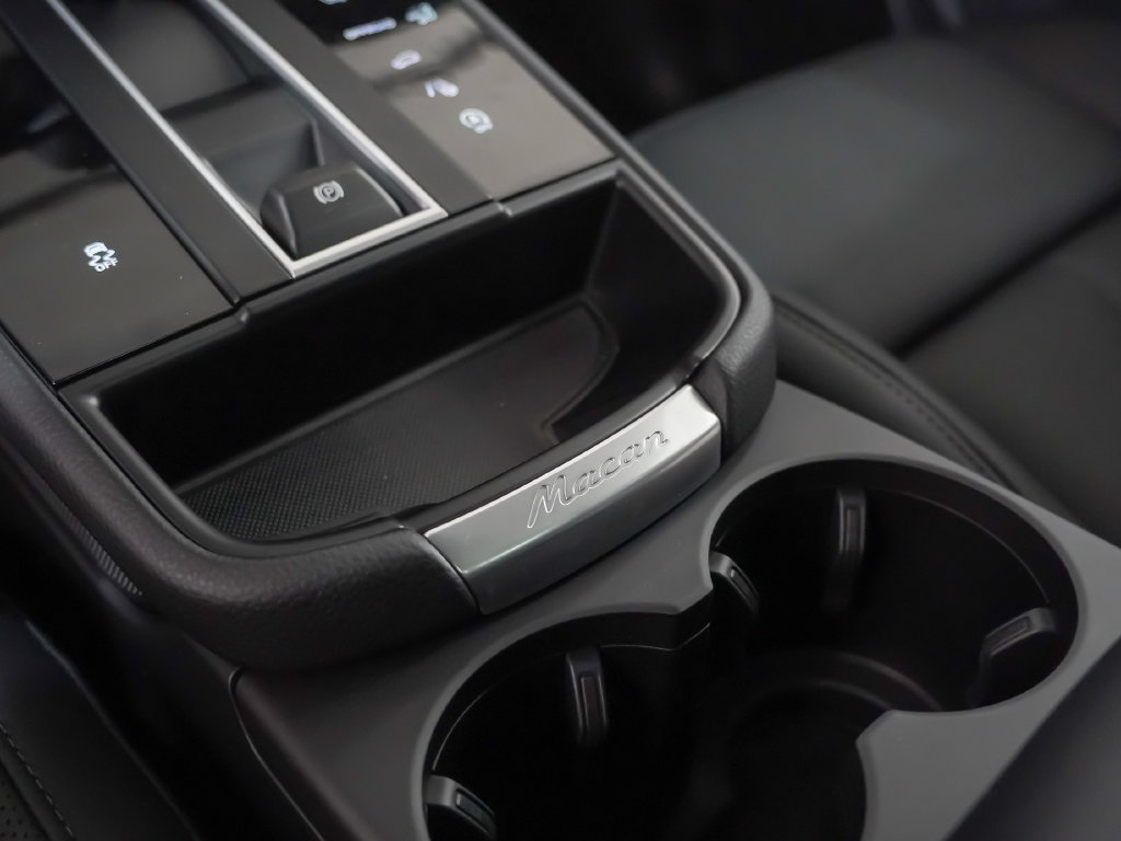Certified 2026 Porsche Macan AWD/4WD image 34