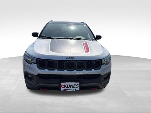 Used 2025 Jeep Compass Trailhawk w/ Trailer Tow Group AWD/4WD image 3